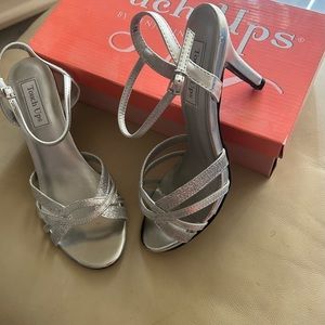 Touch Ups Benjamin Walk Women’s Silver Strappy Open Toe . 3.5 inch Heels Size 8W
